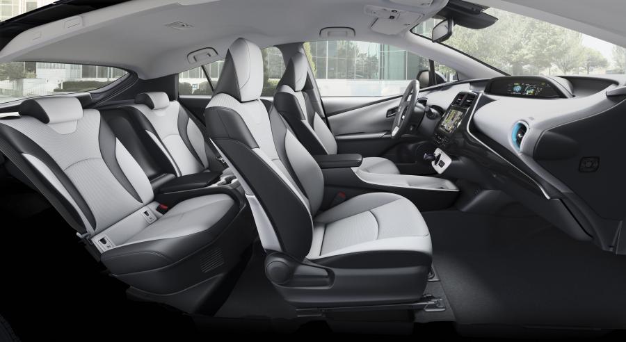 Интерьер Toyota Prius Plug-in Hybrid 2016 года  (фото 169 из 187)